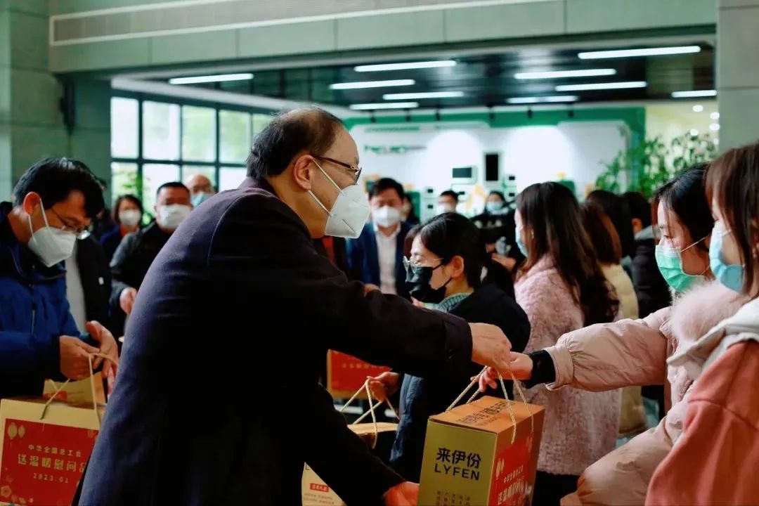 全国总工会党组成员、经费审查委员会主任李晓钟一行莅临亚投娱乐股份文旅板块温暖慰问